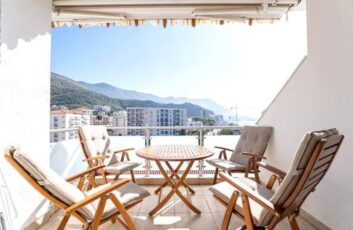 Продаются просторные апартаменты с двумя спальнями и видом на море